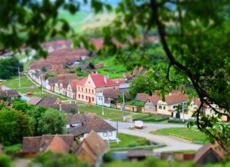 Casă săsească restaurată de oameni care iubesc tradițiile și peisajele de țară