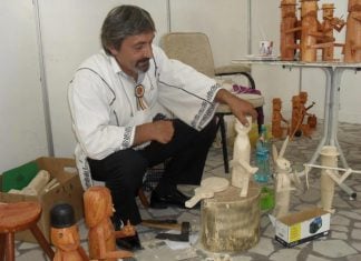 Povestea unuia dintre puţinii cioplitori în lemn care au mai rămas în Argeş