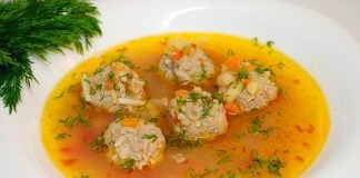 Ciorbă de perișoare din piept de pui cu borș și tarhon