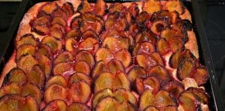 Prăjitură cu prune proaspete – rețetă bănățeană